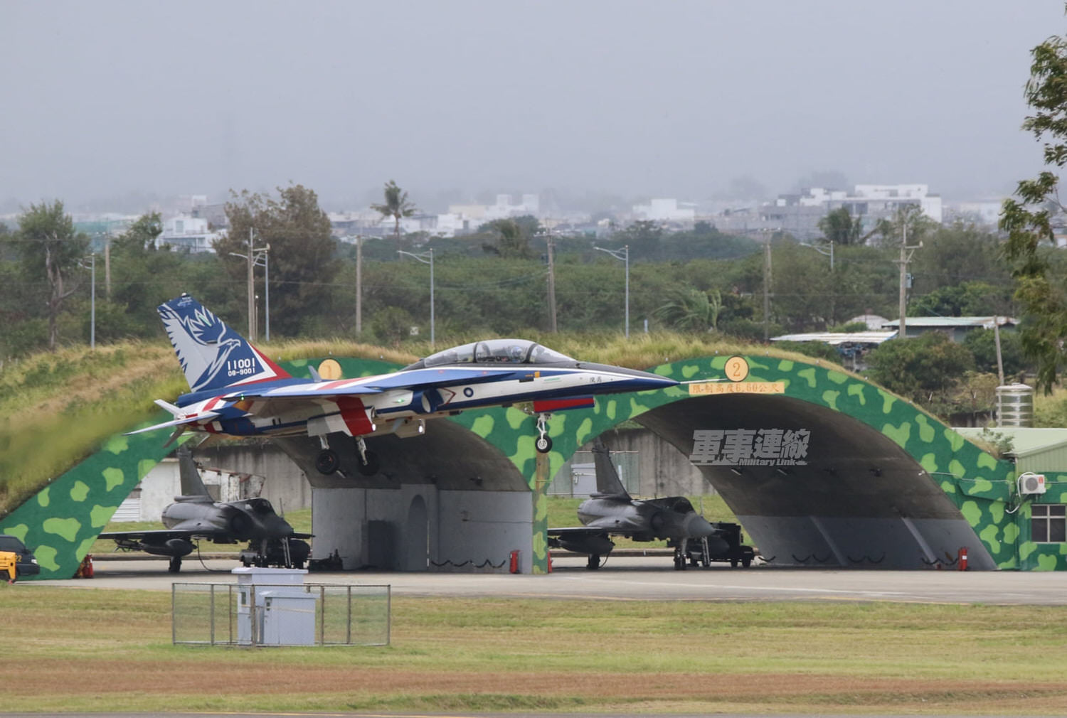 漢翔新式高教機量產2號機”1102″飛交台東志航基地 - 第1張圖