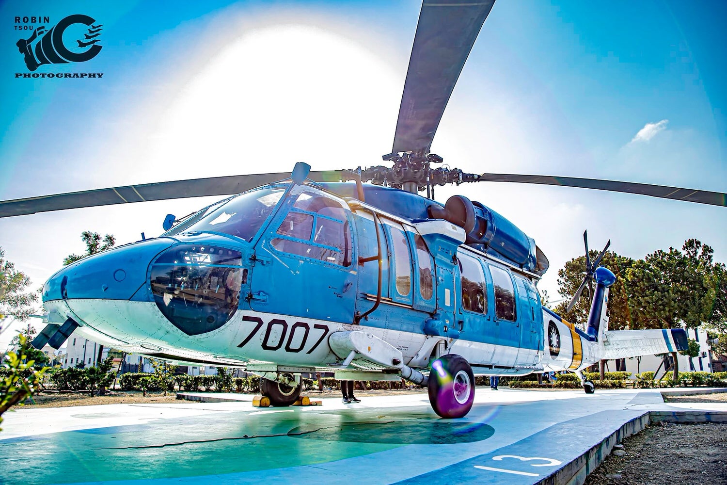 空軍救護隊的除役機S-70C “7007”運抵彰化縣福興鄉番婆社區陳展 - 第1張圖