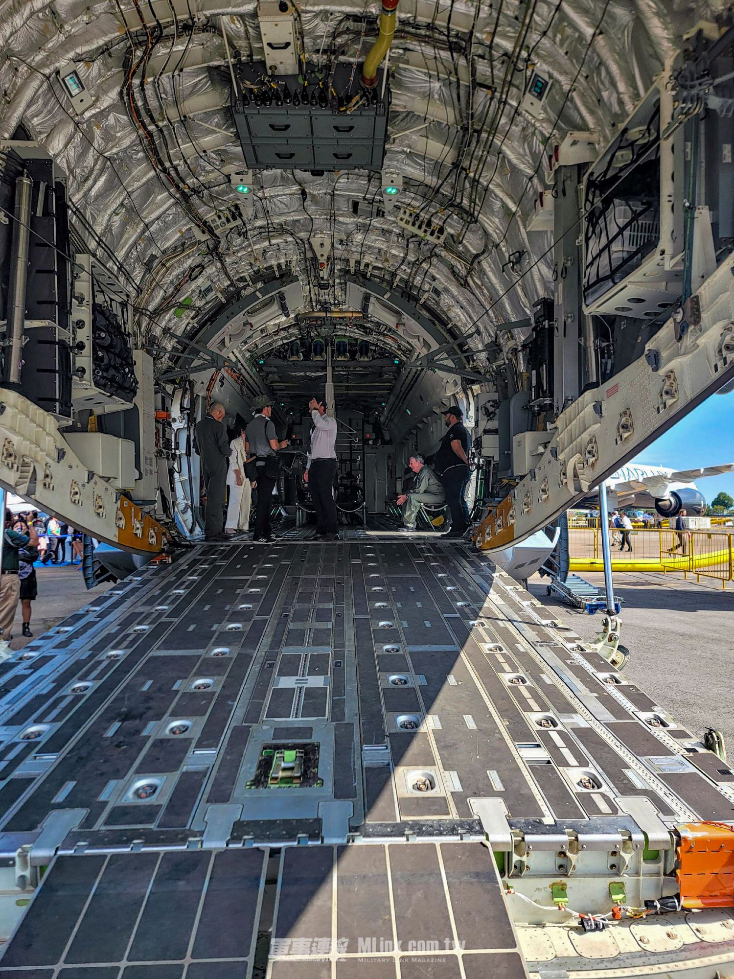 巴西航空工業公司首次在新加坡航空展上展示C-390 Millennium多任務戰術運輸機。 - 第12張圖