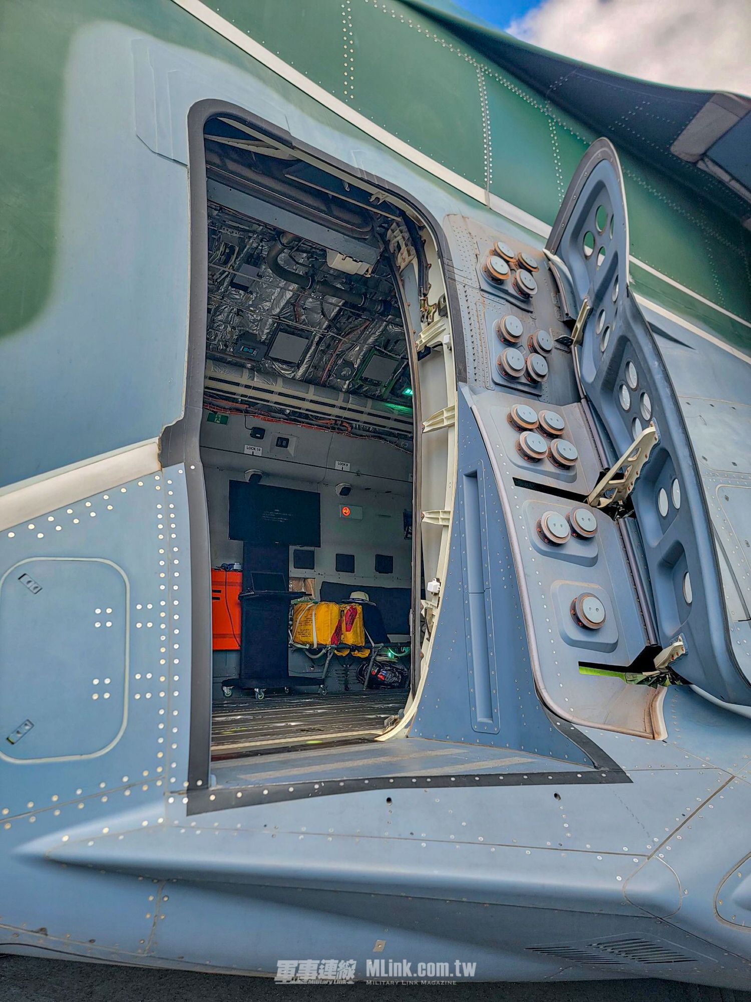 巴西航空工業公司首次在新加坡航空展上展示C-390 Millennium多任務戰術運輸機。 - 第16張圖
